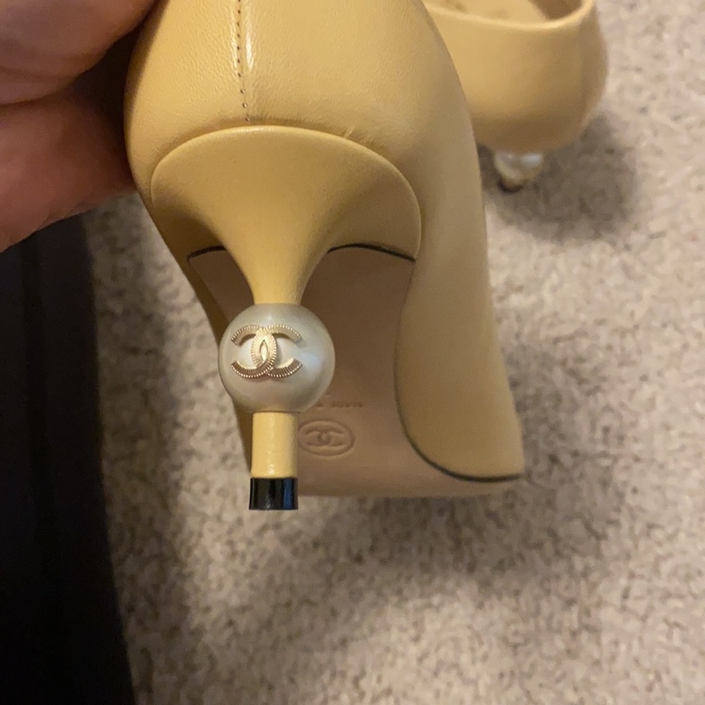 Chanel two tone pearl heel pumps - Picture 10 of 15